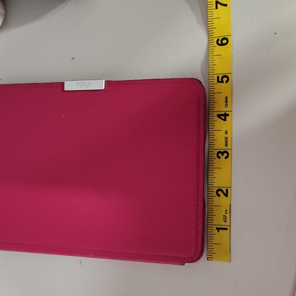 Kindle Case Textured Raspberry Color Magnetic Closure - Picture 6 of 8